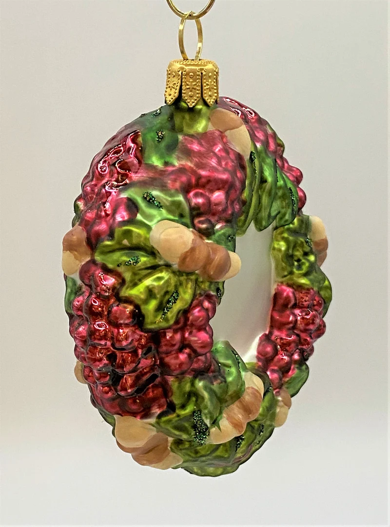 Kranz mit Nüssen und Beeren dekoriert