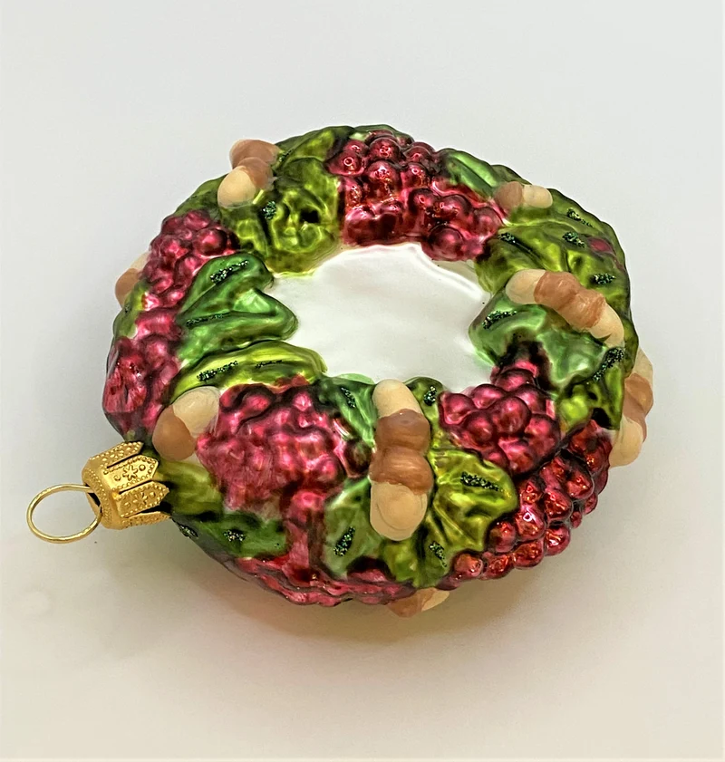 Kranz mit Nüssen und Beeren dekoriert