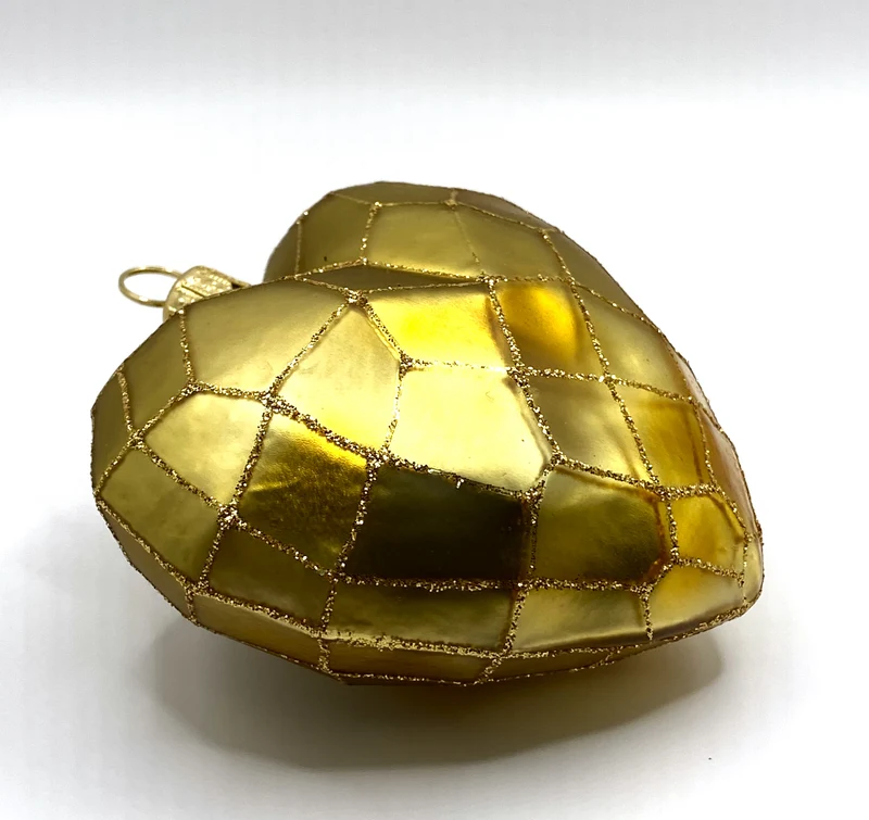 Goldenes Herz mit geometrischem Muster