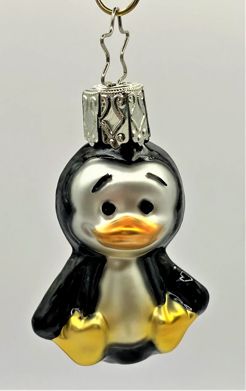 Kleiner verschmitzter Pinguin