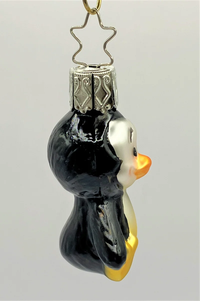 Kleiner verschmitzter Pinguin