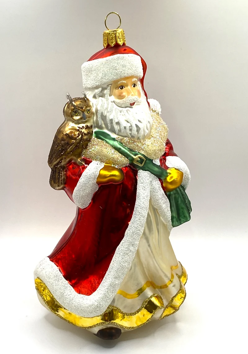 Weihnachtsmann mit Uhu auf der Schulter