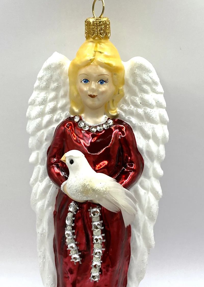 Engel im roten Kleid mit Friedenstaube