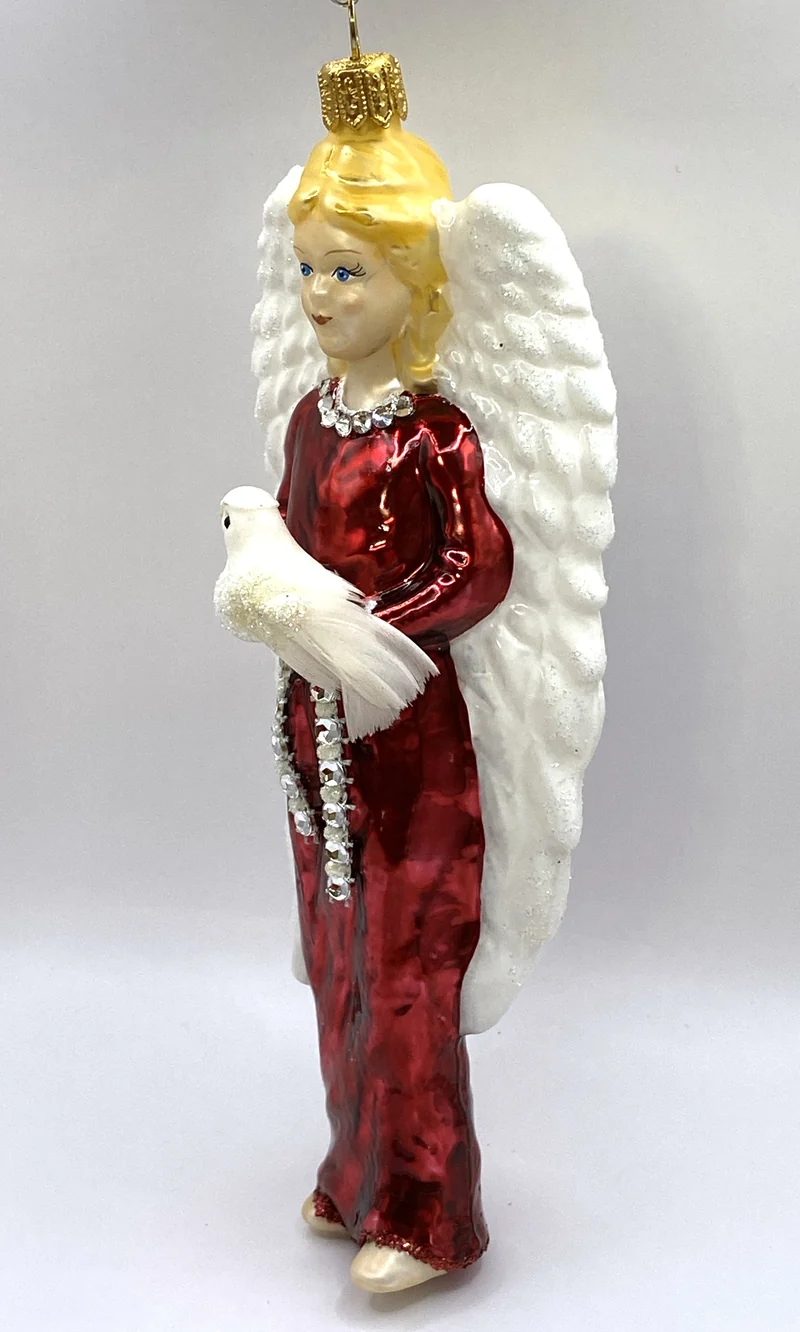 Engel im roten Kleid mit Friedenstaube