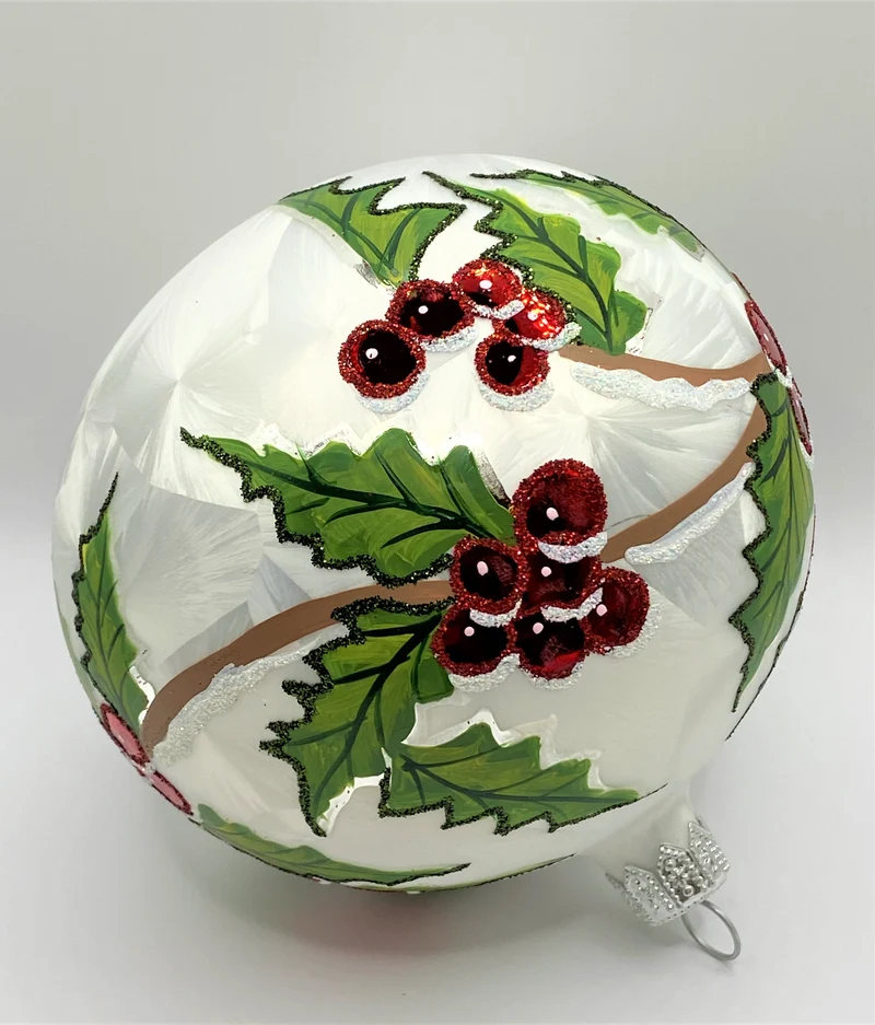 Weisse Kugel mit Ilex Ranken Dekor