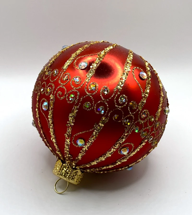 Kugel rot mit goldenem Streifendekor und irisierenden Schmucksteinen