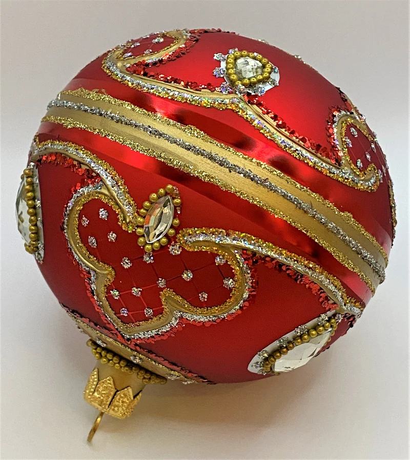 Kugel warmes Rot mit Barock Muster, silberne Steine