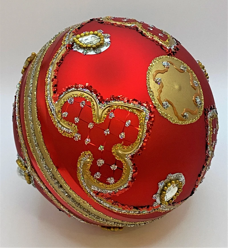 Kugel warmes Rot mit Barock Muster, silberne Steine