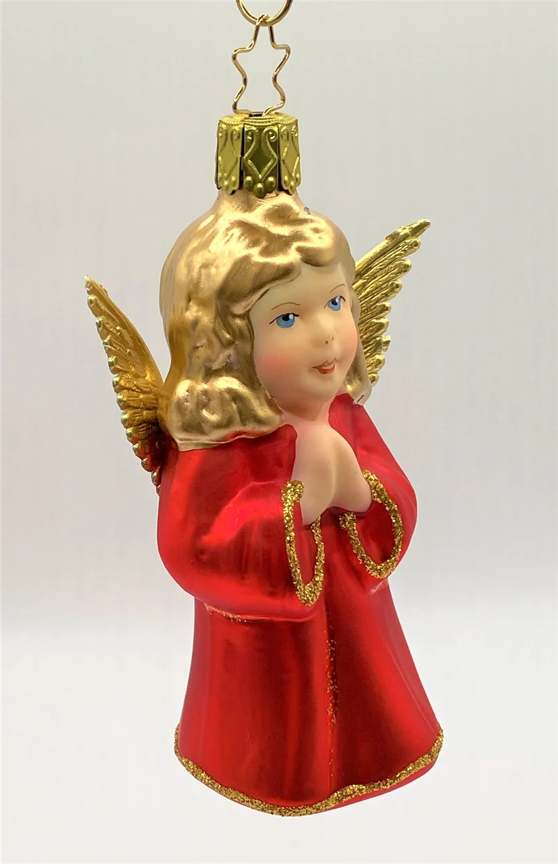 Betender Engel im roten Kleid mit goldenen Flügeln