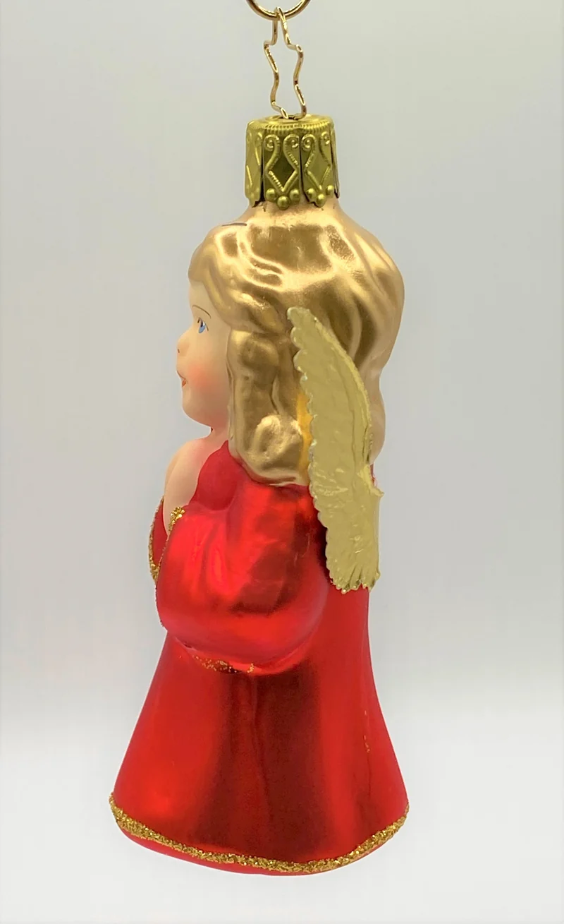 Betender Engel im roten Kleid mit goldenen Flügeln