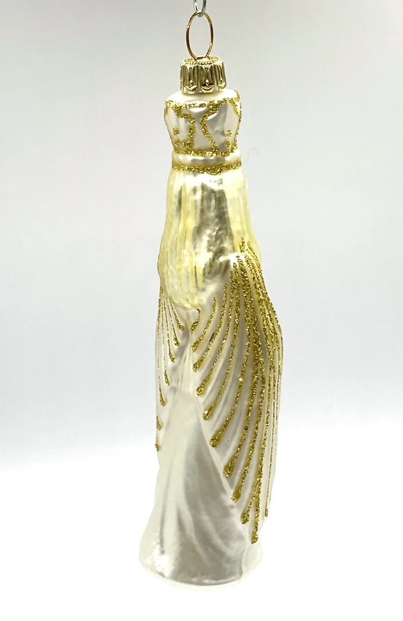 Königin im goldenen Gewand