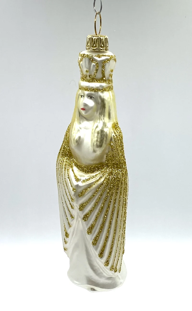 Königin im goldenen Gewand