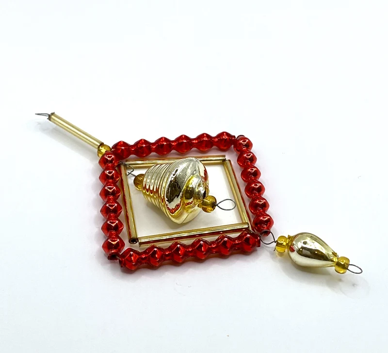 Rhomus-Motiv mit Gablonzer Perlen in Rot und Gold