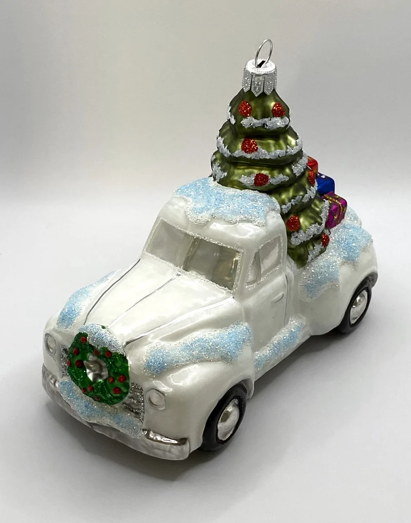 Der Weihnachtsbaum wird mit dem weissen Pickup geliefert
