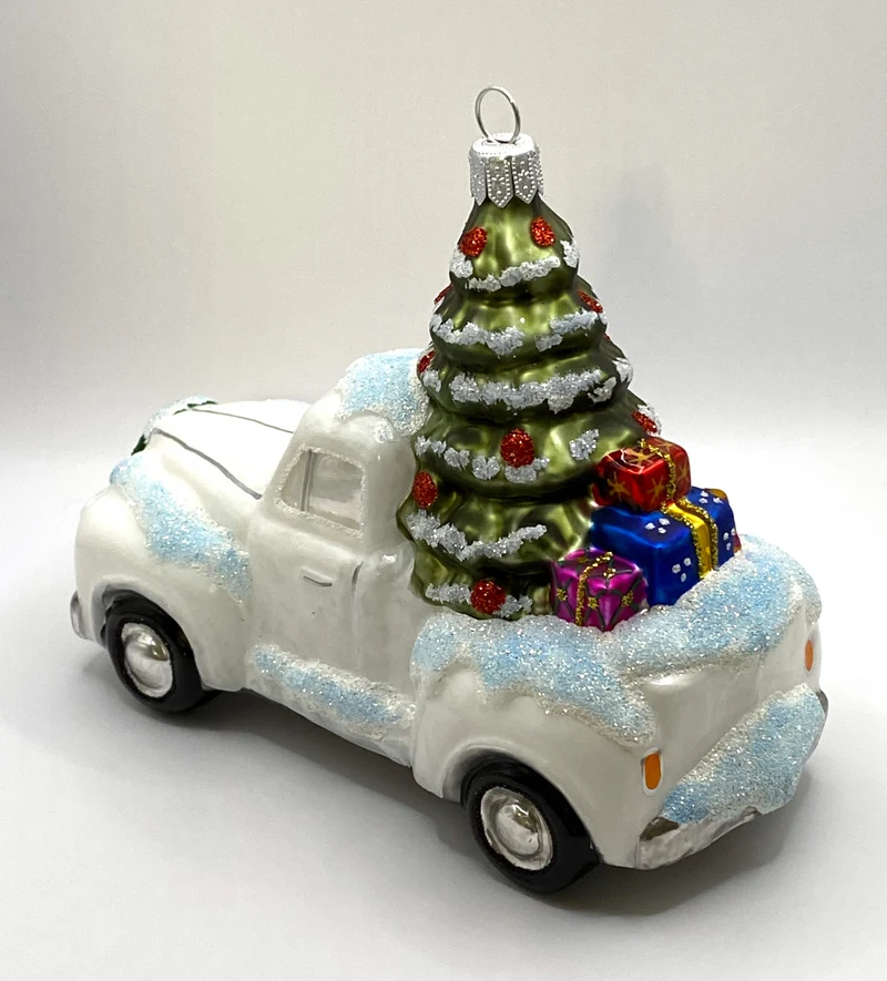 Der Weihnachtsbaum wird mit dem weissen Pickup geliefert