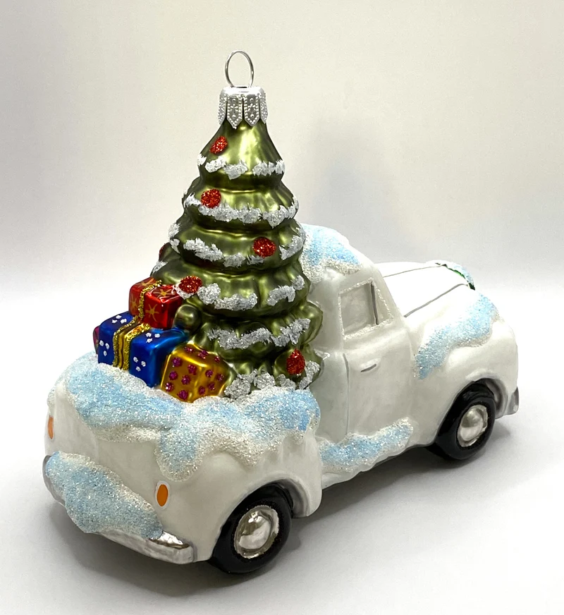 Der Weihnachtsbaum wird mit dem weissen Pickup geliefert