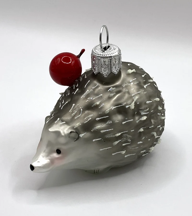 Igel hat den Apfel aufgespiesst