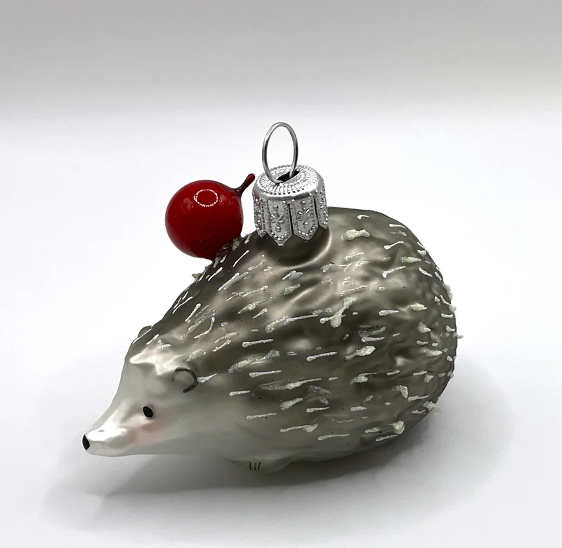 Igel hat den Apfel aufgespiesst