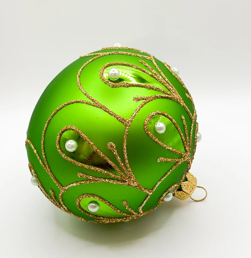 Grüne Kugel mit goldenem Volant-Dekor