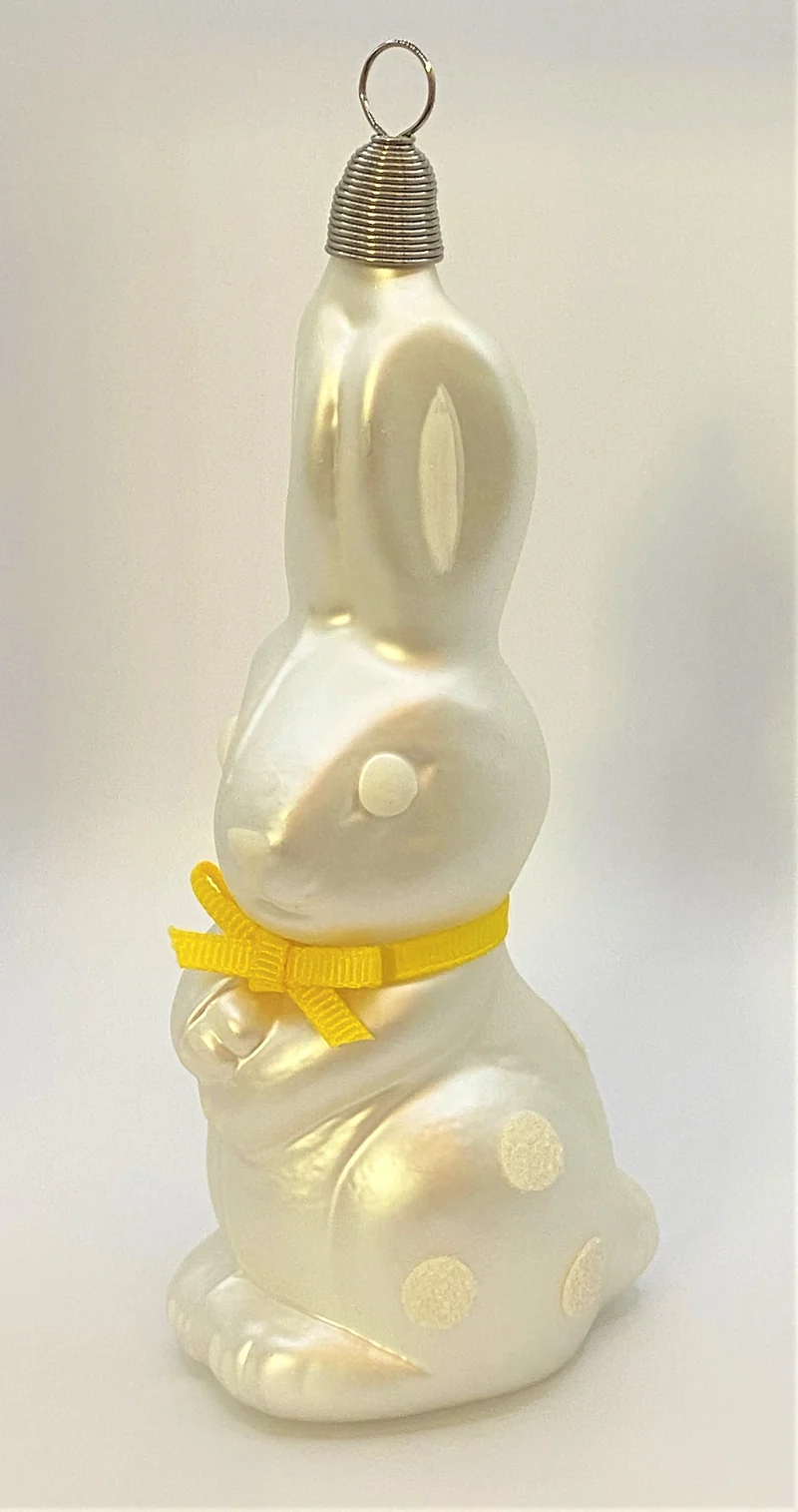Weisser Osterhase mit weissen Tupfen