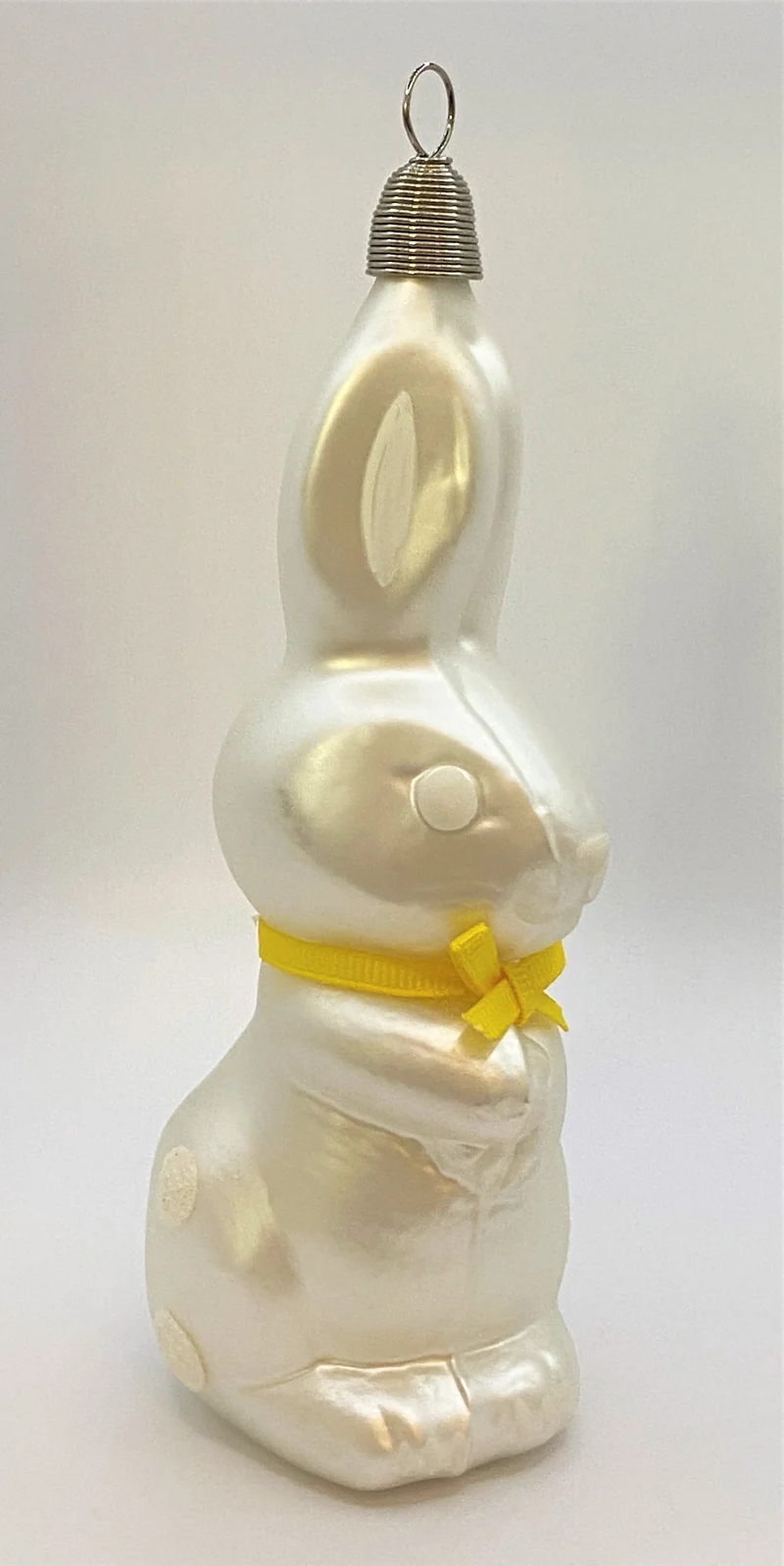 Weisser Osterhase mit weissen Tupfen