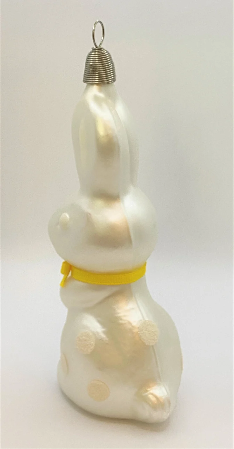 Weisser Osterhase mit weissen Tupfen