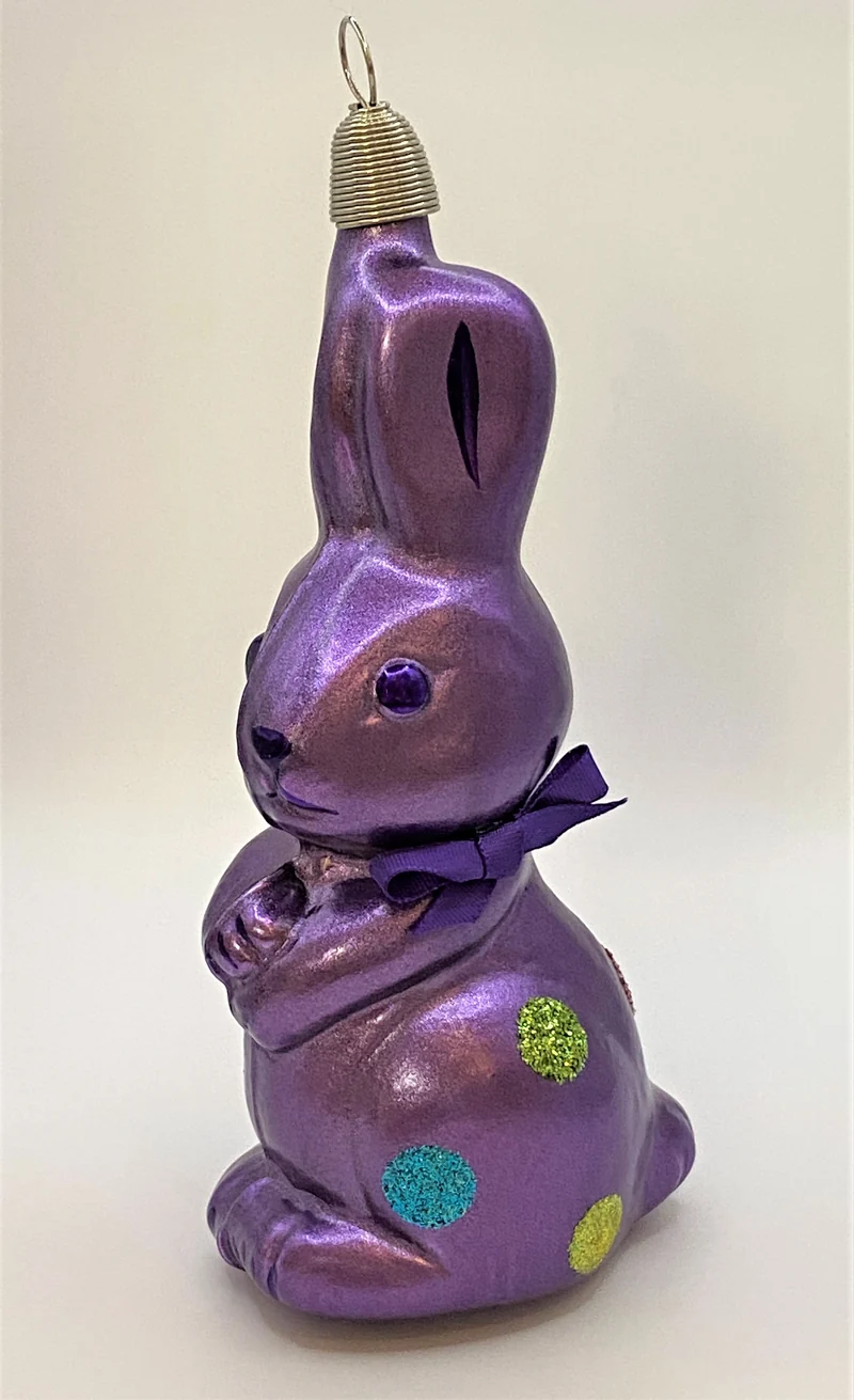 Violetter Osterhase mit bunten Tupfen