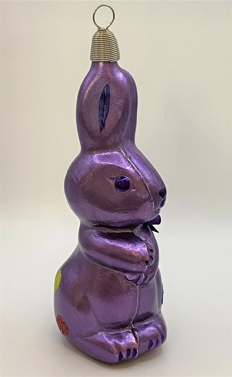 Violetter Osterhase mit bunten Tupfen