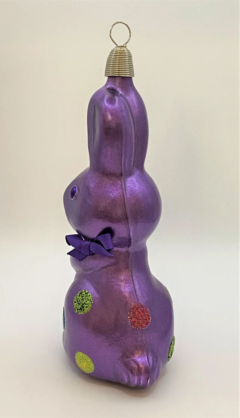 Violetter Osterhase mit bunten Tupfen