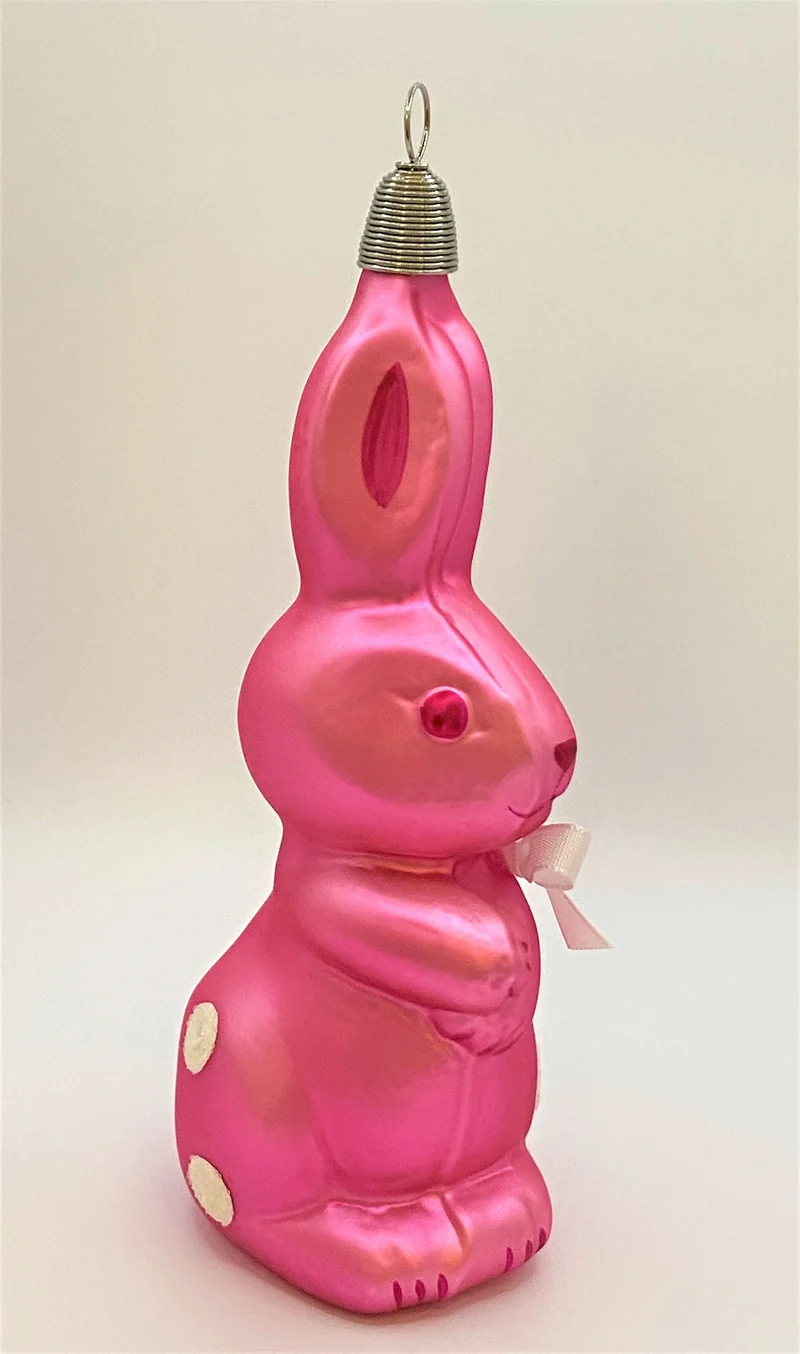 Rosaroter Osterhase mit weissen Tupfen
