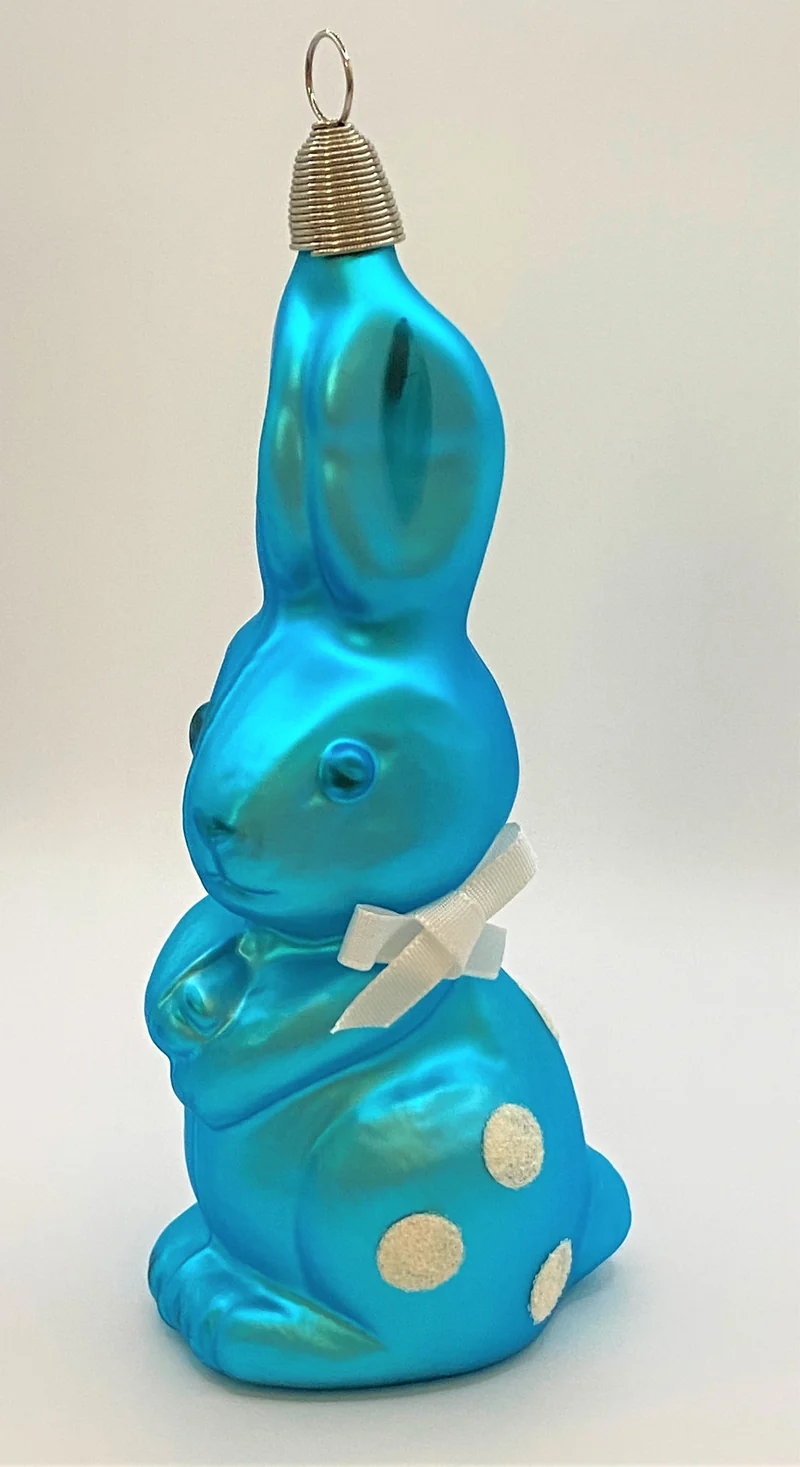 Hellblauer Osterhase mit weissen Tupfen