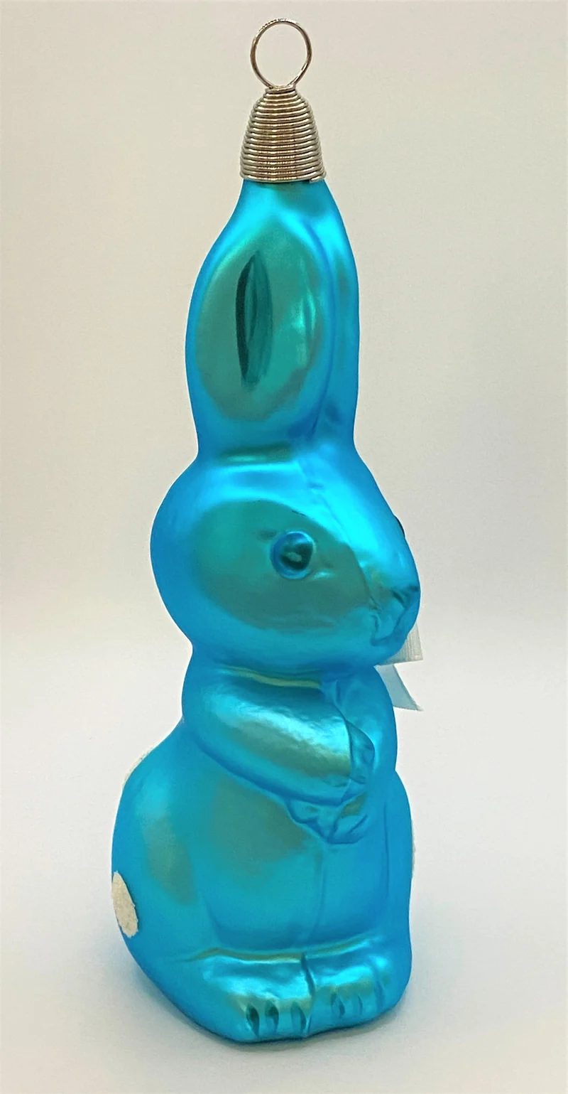 Hellblauer Osterhase mit weissen Tupfen