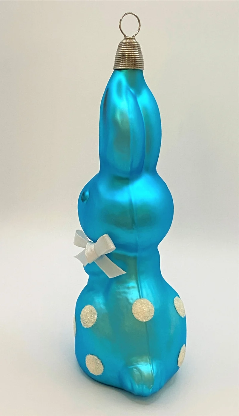 Hellblauer Osterhase mit weissen Tupfen