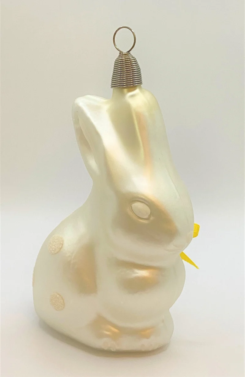 Weisser sitzender Osterhase