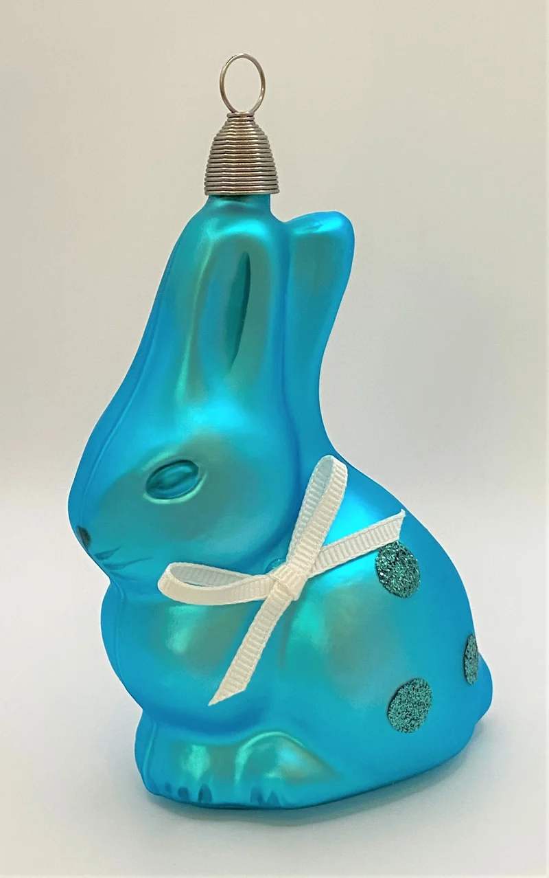 Hellblauer sitzender Osterhase