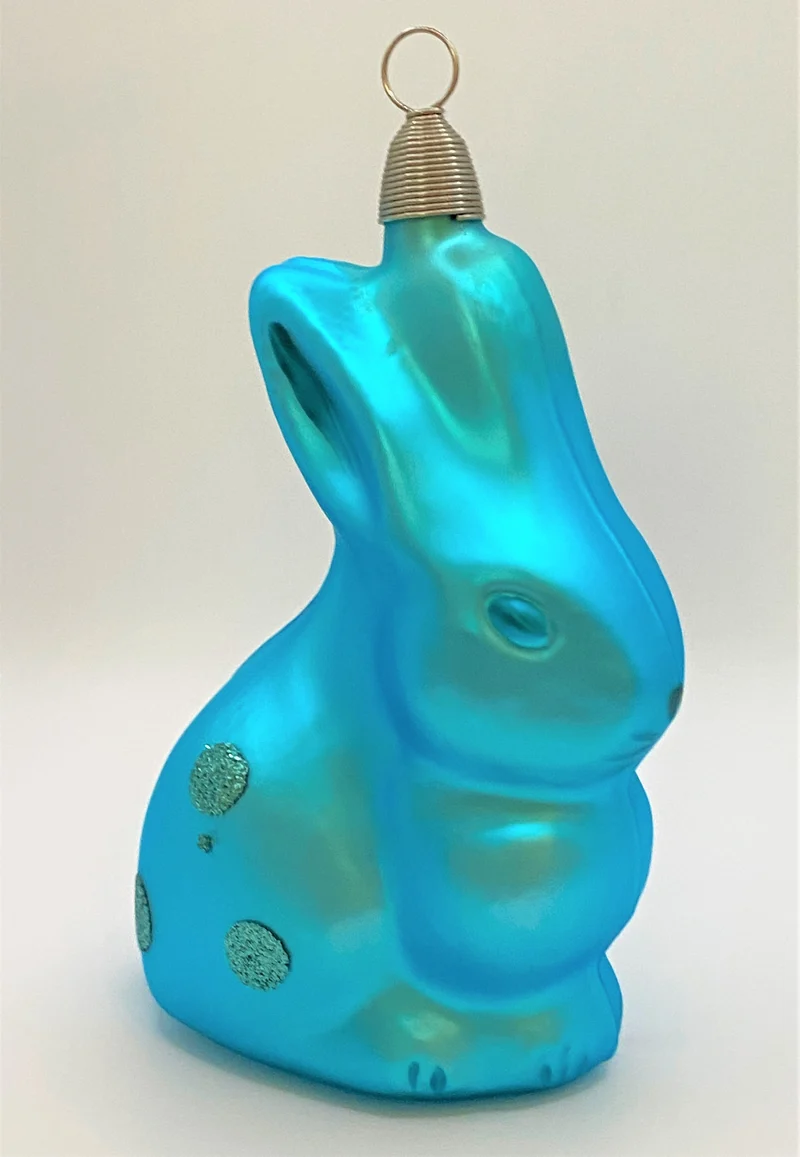 Hellblauer sitzender Osterhase