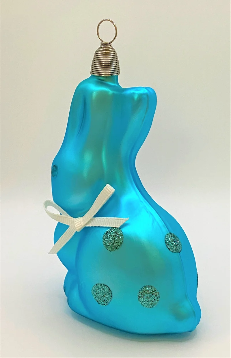 Hellblauer sitzender Osterhase