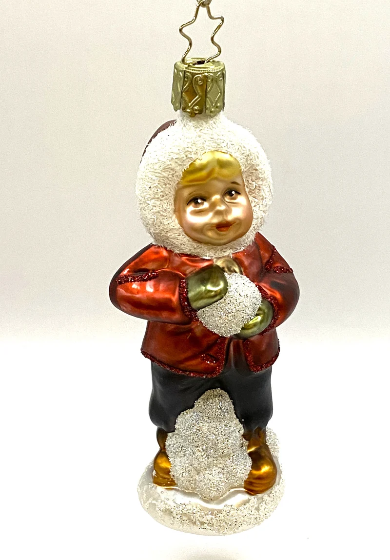 Junge mit Schneeball, Winterfreude