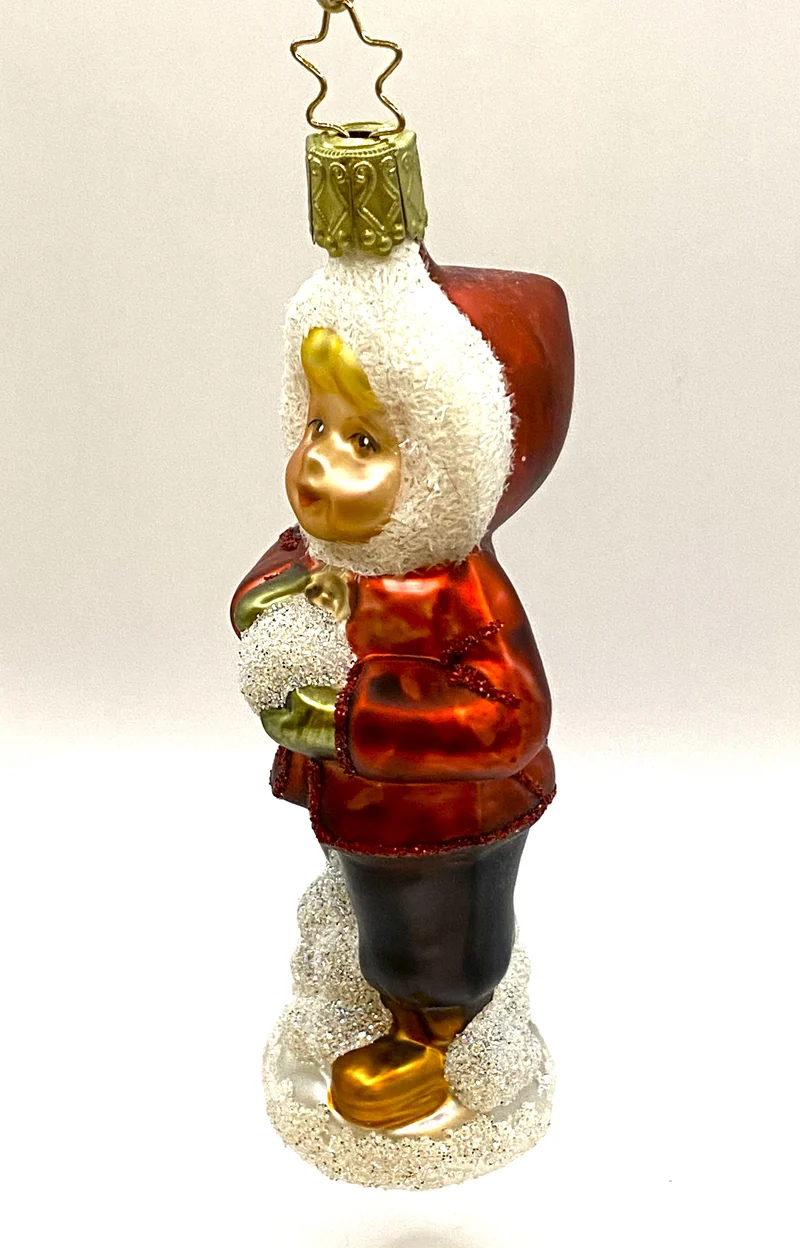 Junge mit Schneeball, Winterfreude