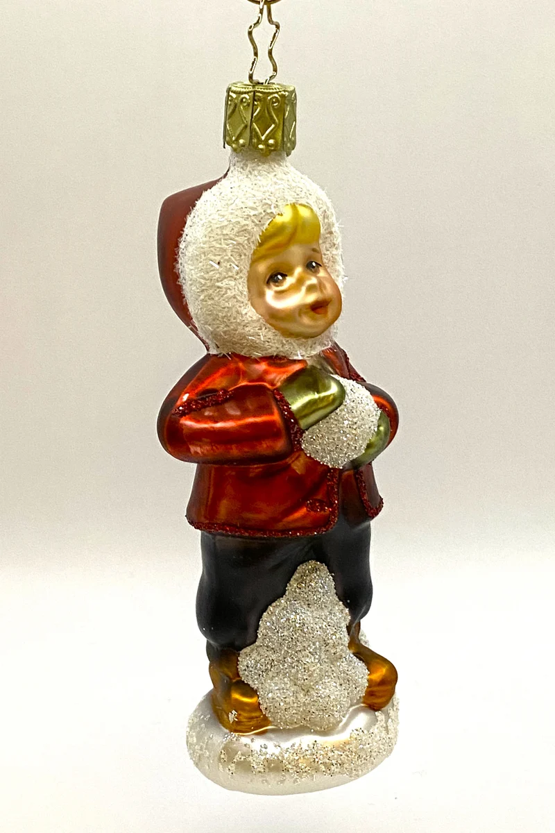 Junge mit Schneeball, Winterfreude