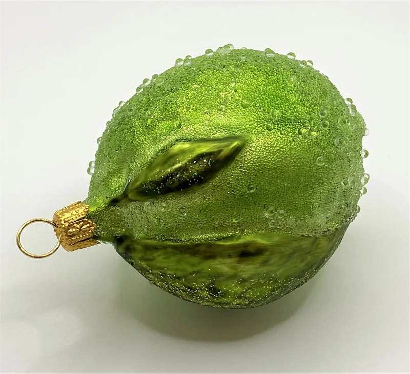 Ganze Limette mit Blättern