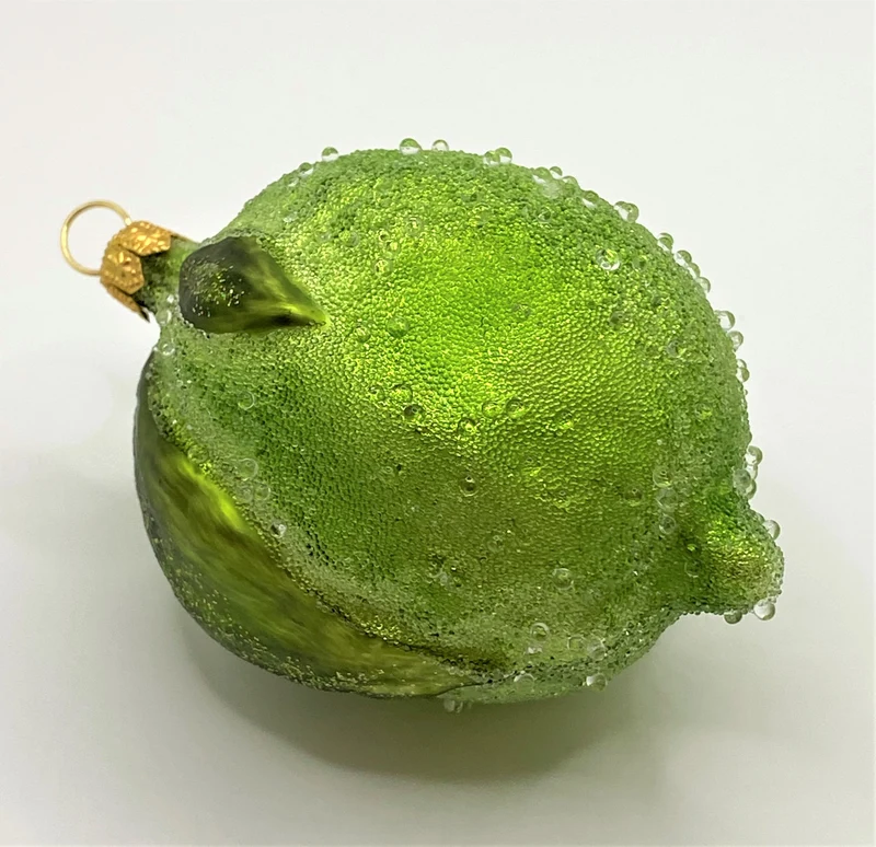 Ganze Limette mit Blättern