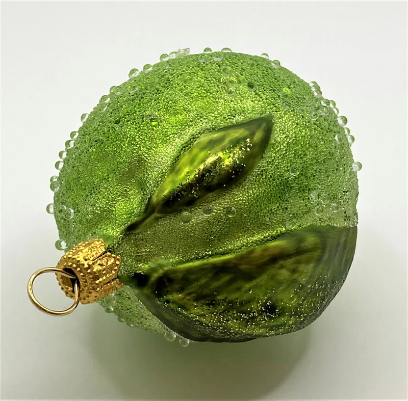 Ganze Limette mit Blättern