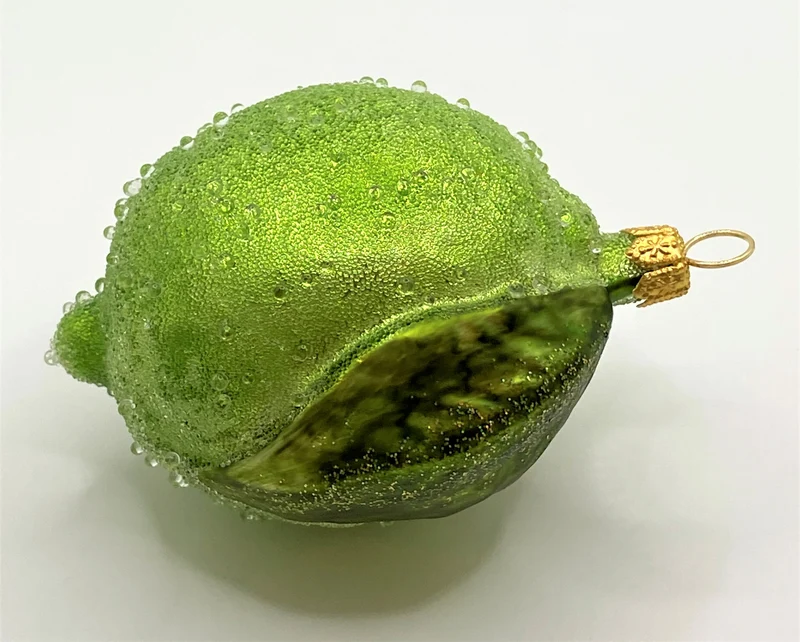 Ganze Limette mit Blättern