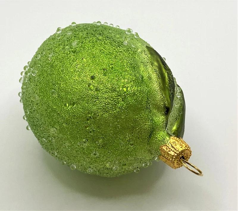 Ganze Limette mit Blättern