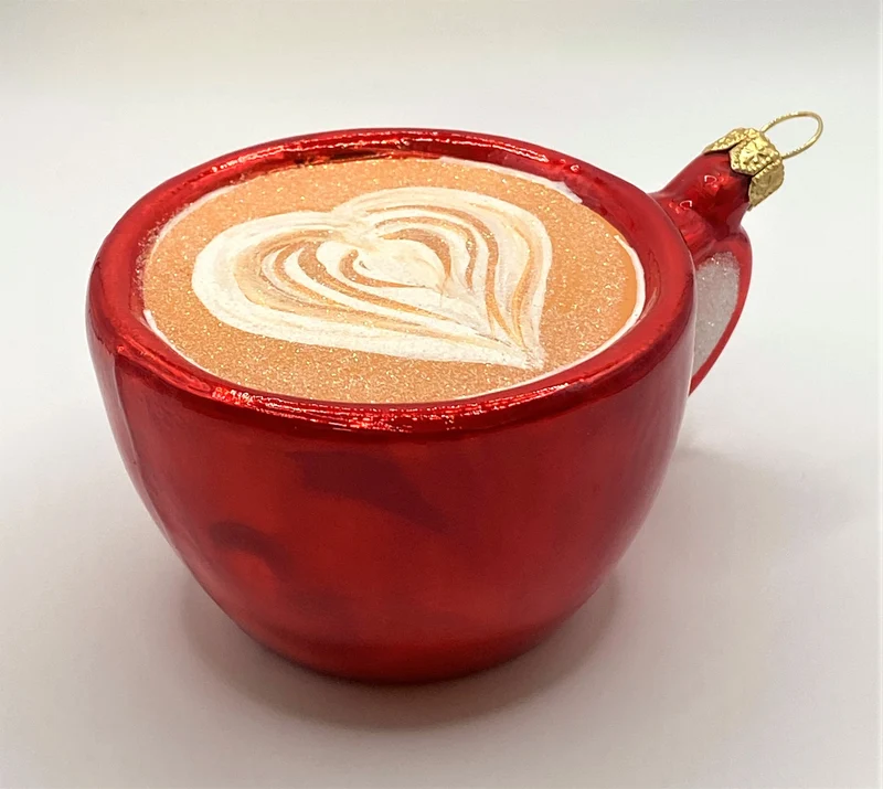 Milchkaffee mit Herzchen-Schaum in roter Tasse