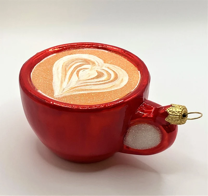 Milchkaffee mit Herzchen-Schaum in roter Tasse