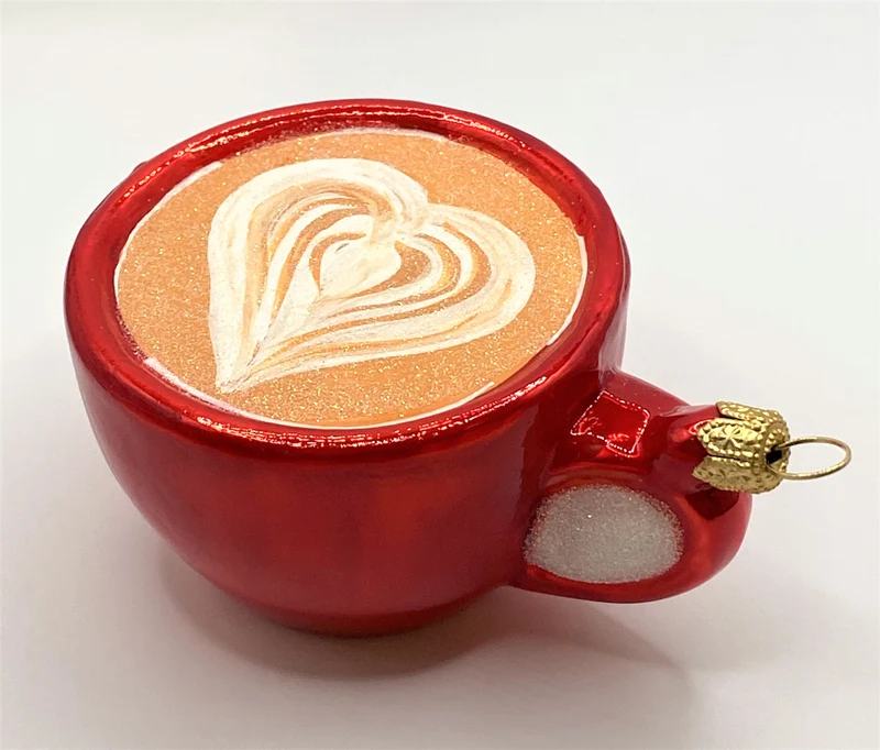 Milchkaffee mit Herzchen-Schaum in roter Tasse