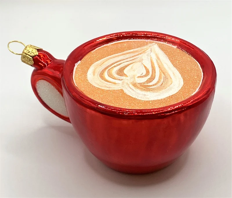 Milchkaffee mit Herzchen-Schaum in roter Tasse