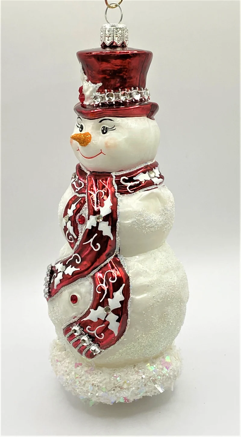 Schneemann mit rotem Schal und Hut